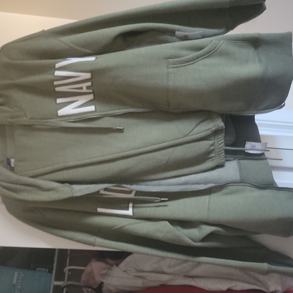 Old Navy Sweatsuit Size XXL and Color Green